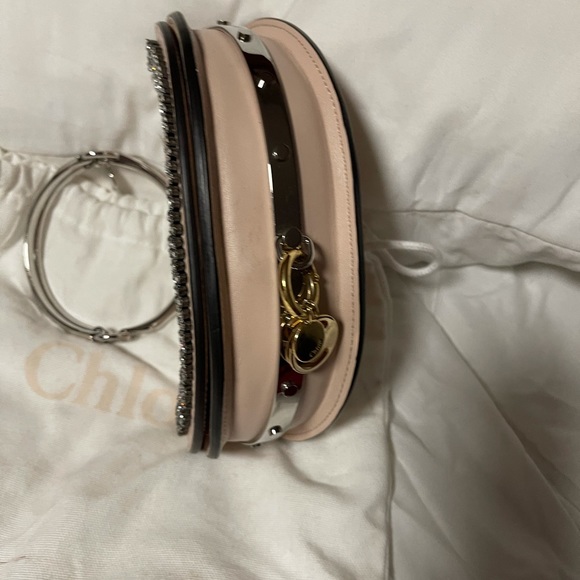 Chloe silver minaudière leather bracelet bag. - Picture 7 of 9